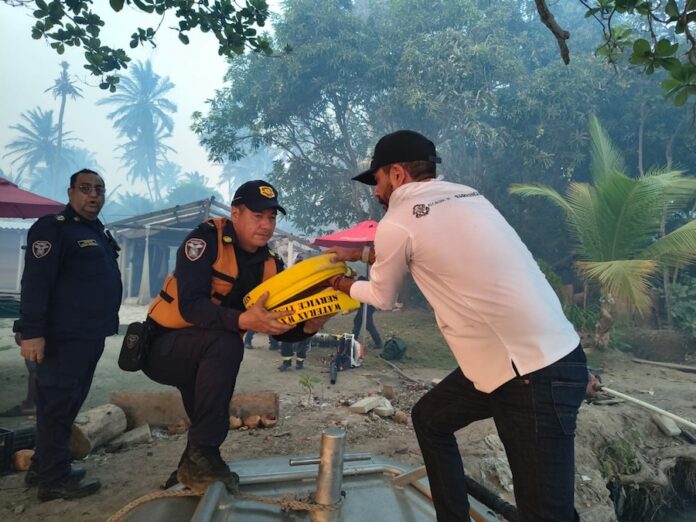 Emergencia en Isla Salamanca: Despliegan equipo operativo y activan helicóptero Bambi Bucket