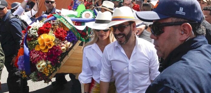 El Presidente Abelardo De La Espriella en el Desfile de Silleteros_0