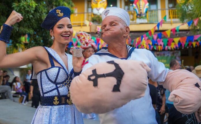 Salwa Maloof rinde emotivo homenaje al Popeye del Carnaval de Barranquilla Salwa Maloof rinde emotivo homenaje al