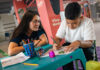 ¡El viaje empieza jugando! Así convierten los tiempos de espera en arte y lectura para los niños en el aeropuerto