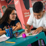 ¡El viaje empieza jugando! Así convierten los tiempos de espera en arte y lectura para los niños en el aeropuerto