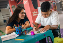 ¡El viaje empieza jugando! Así convierten los tiempos de espera en arte y lectura para los niños en el aeropuerto