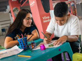 ¡El viaje empieza jugando! Así convierten los tiempos de espera en arte y lectura para los niños en el aeropuerto
