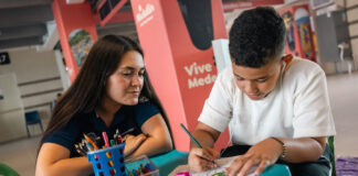 ¡El viaje empieza jugando! Así convierten los tiempos de espera en arte y lectura para los niños en el aeropuerto